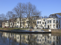 907166 Gezicht op de voorgevels van de panden Weerdsingel W.Z. 66 (rechts)-lager te Utrecht, van bij de Weerdbrug.